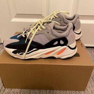 NWT Yeezy 700 . 100% authentic